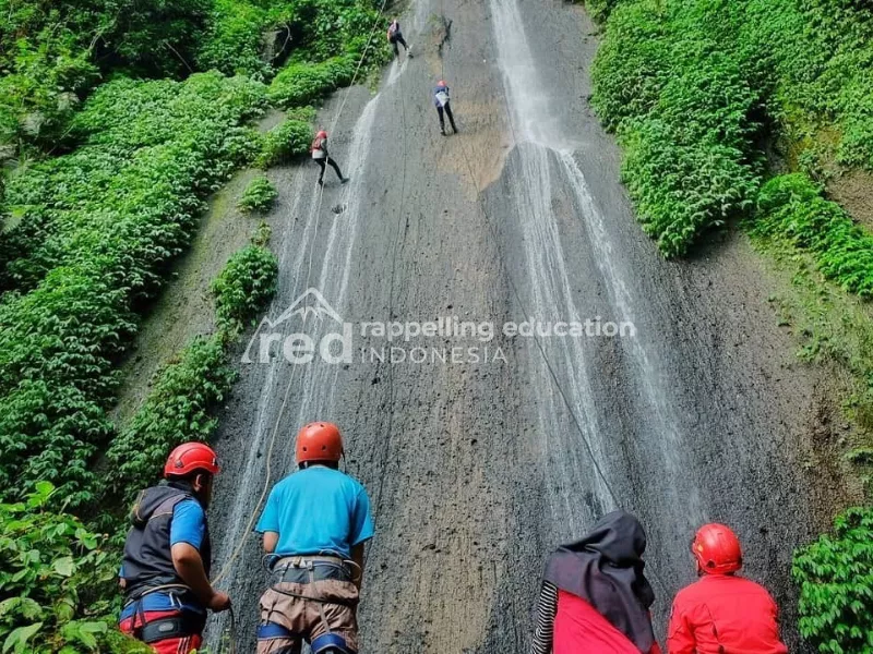 Di Ketinggian, Bukan Hanya Tali yang Menjadi Tempat Bergantung